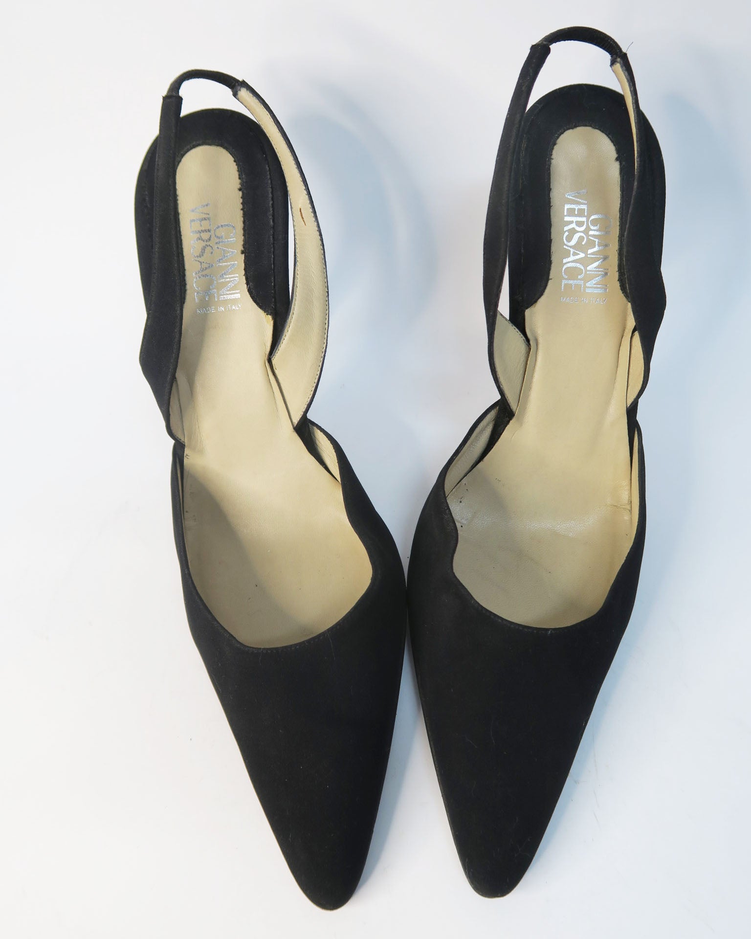 Gianni Versace salones abierto negro con piedras en tacon