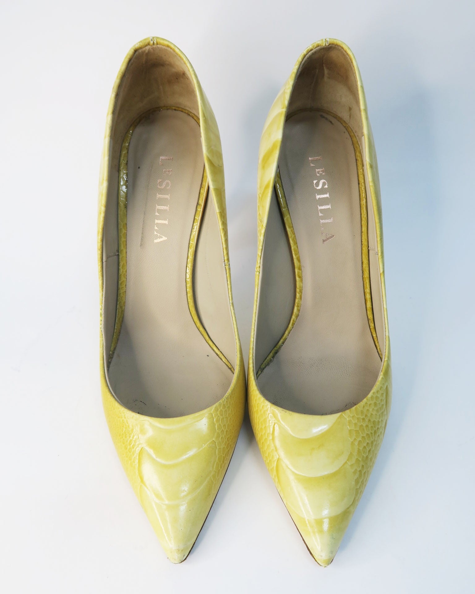 Le silla salones amarillo