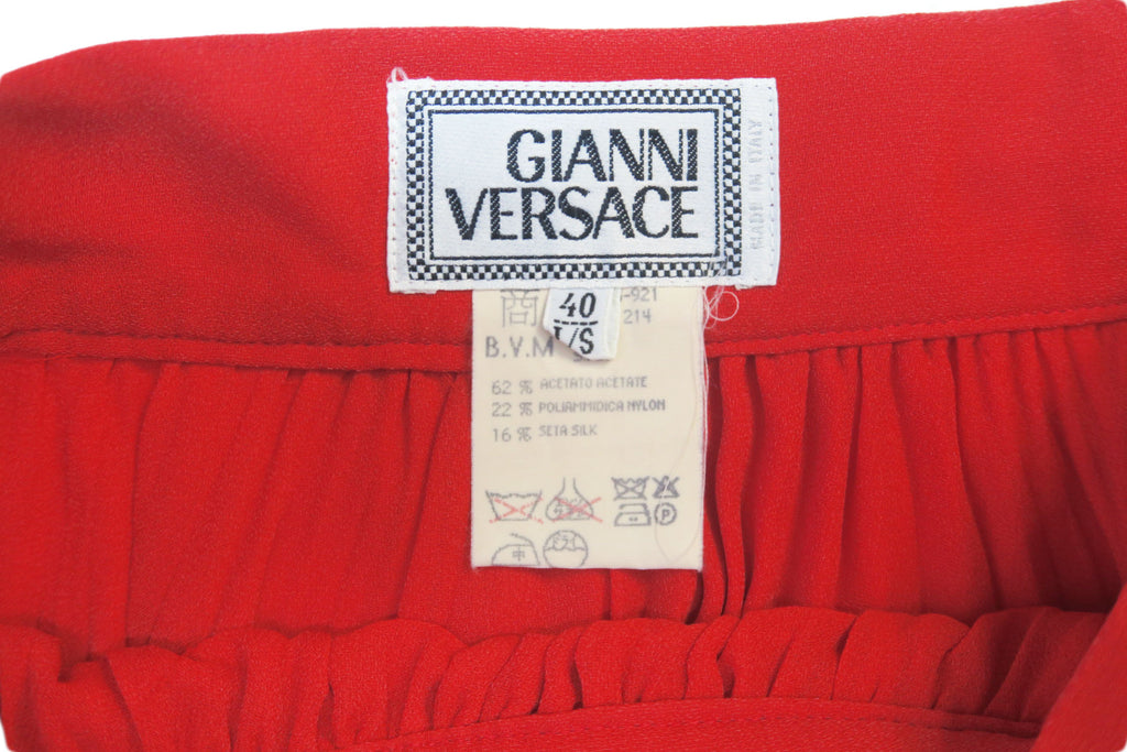 Gianni Versace falda roja vuelo