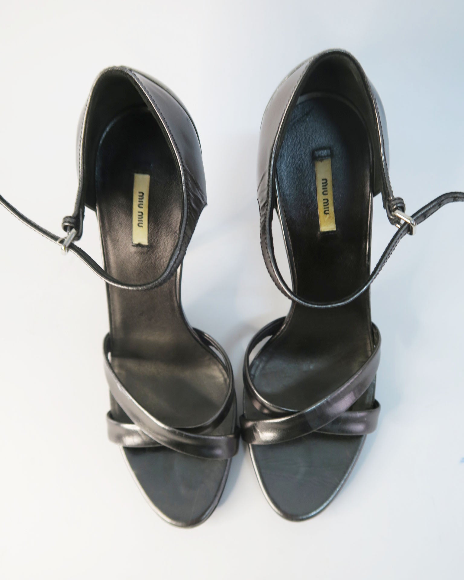 Miu Miu  sandalias plateada con bolsa