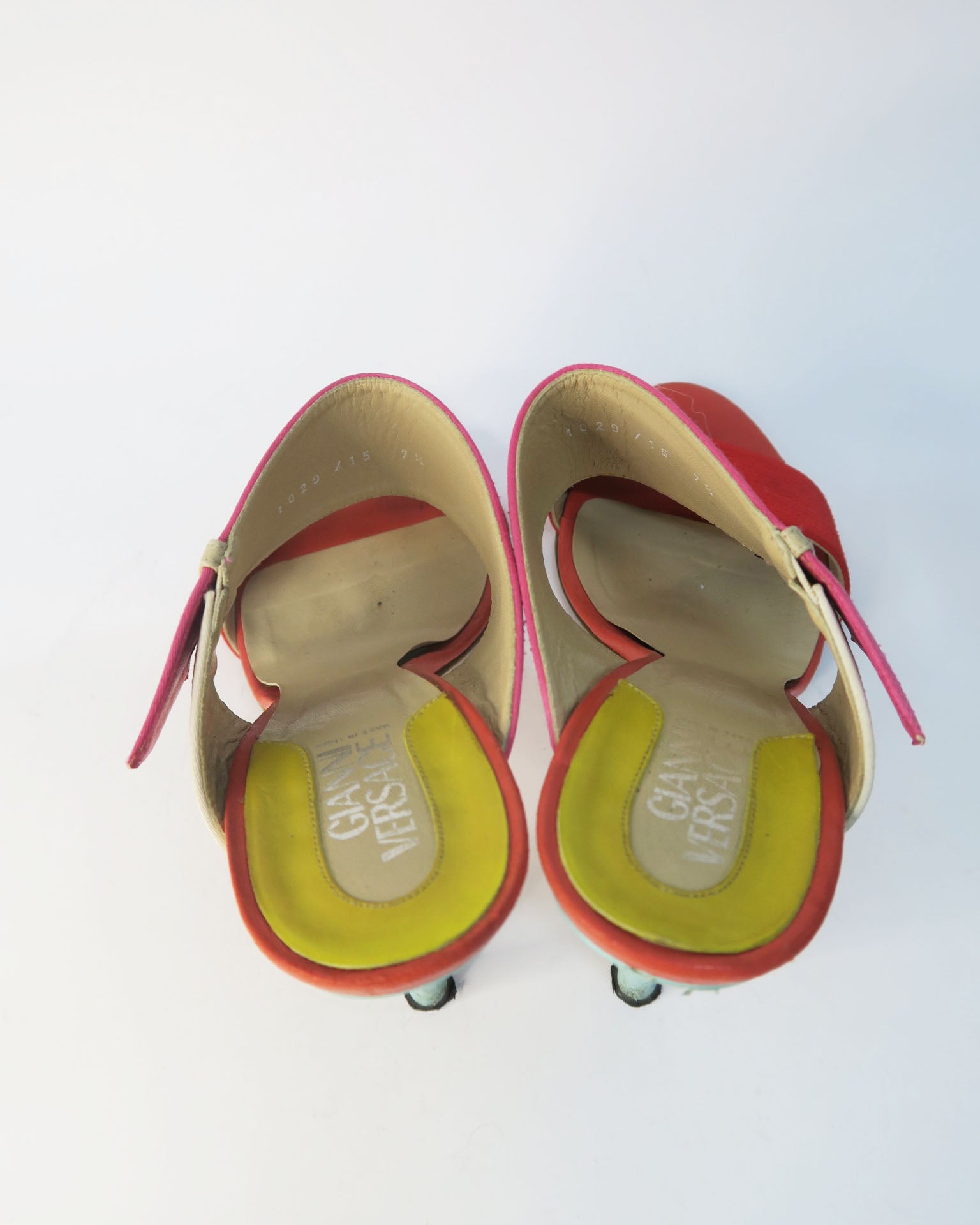 Gianni Versace Sandalias rosa rojo con tacon turquesa