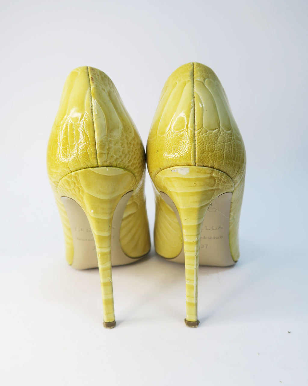 Le silla salones amarillo