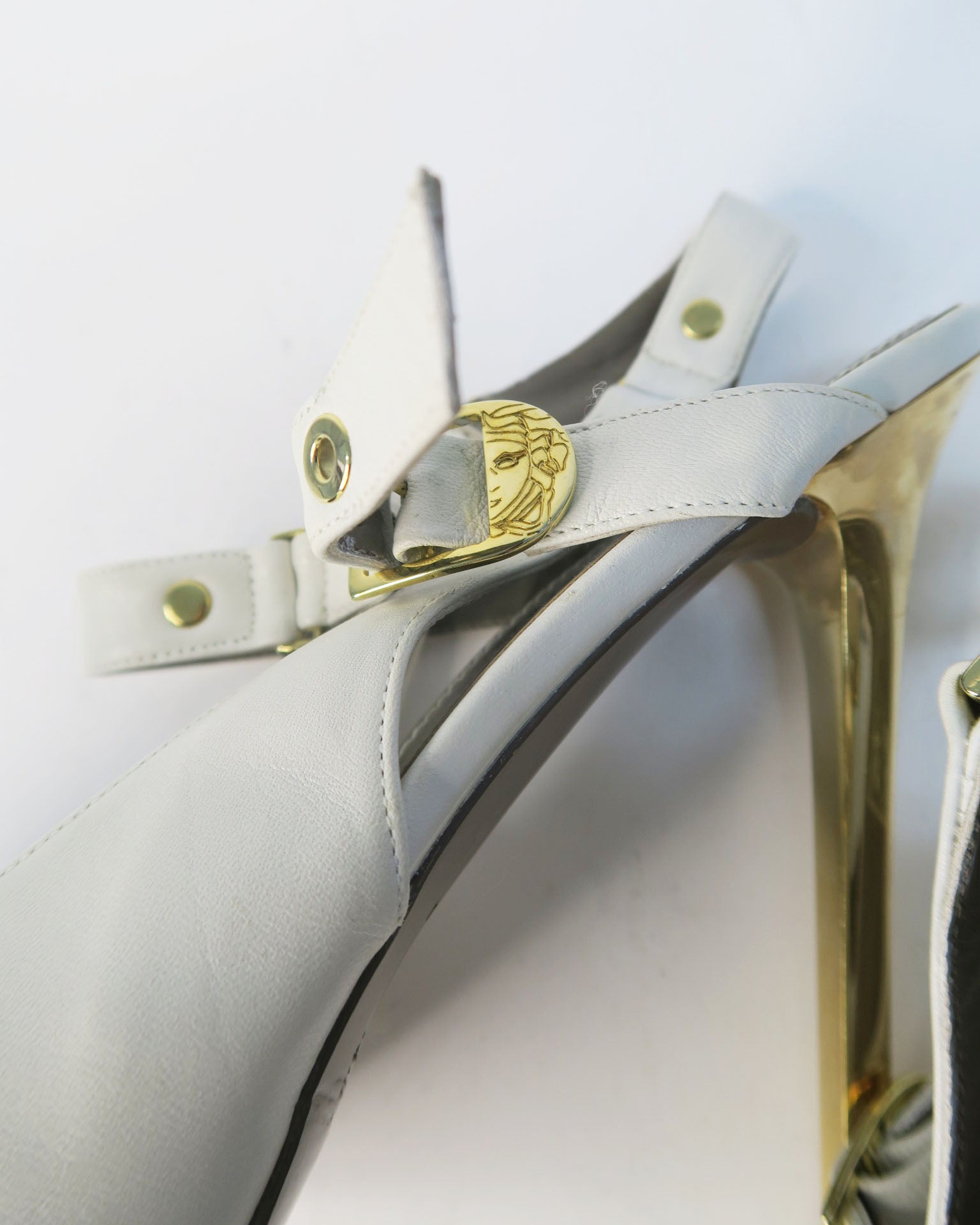 Versace salones blanco