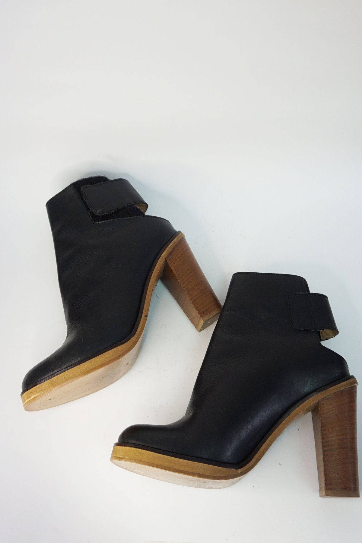 Maison Margiela -  Botin negro con tacon madera