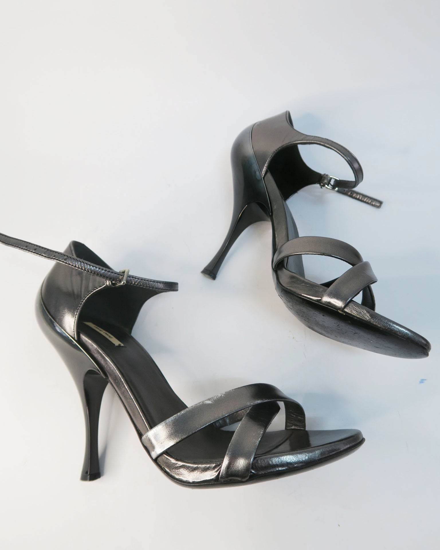 Miu Miu  sandalias plateada con bolsa