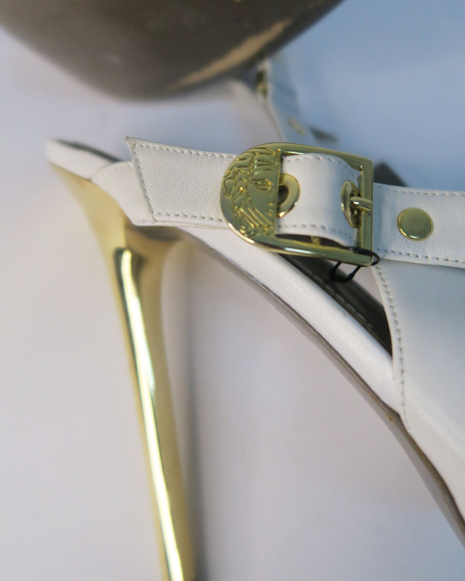 Versace salones blanco