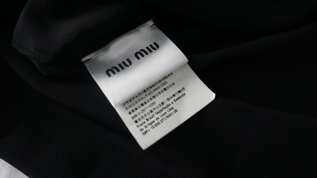miu miu  - Blusa negra con cuello ondulad