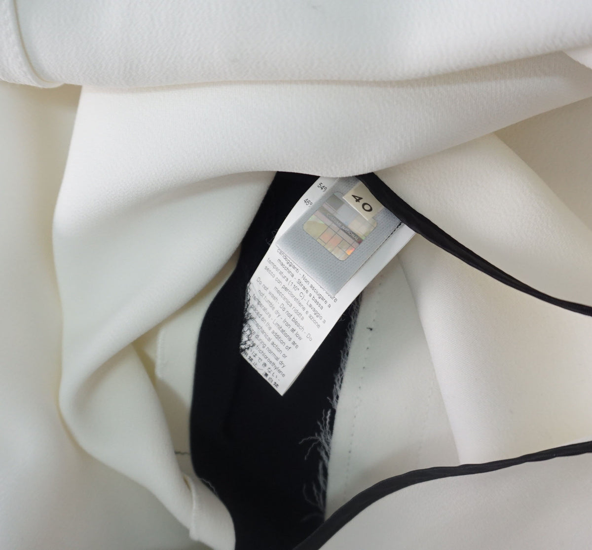 Costume National - Vestido sin mangas en blanco con cuello neopremo