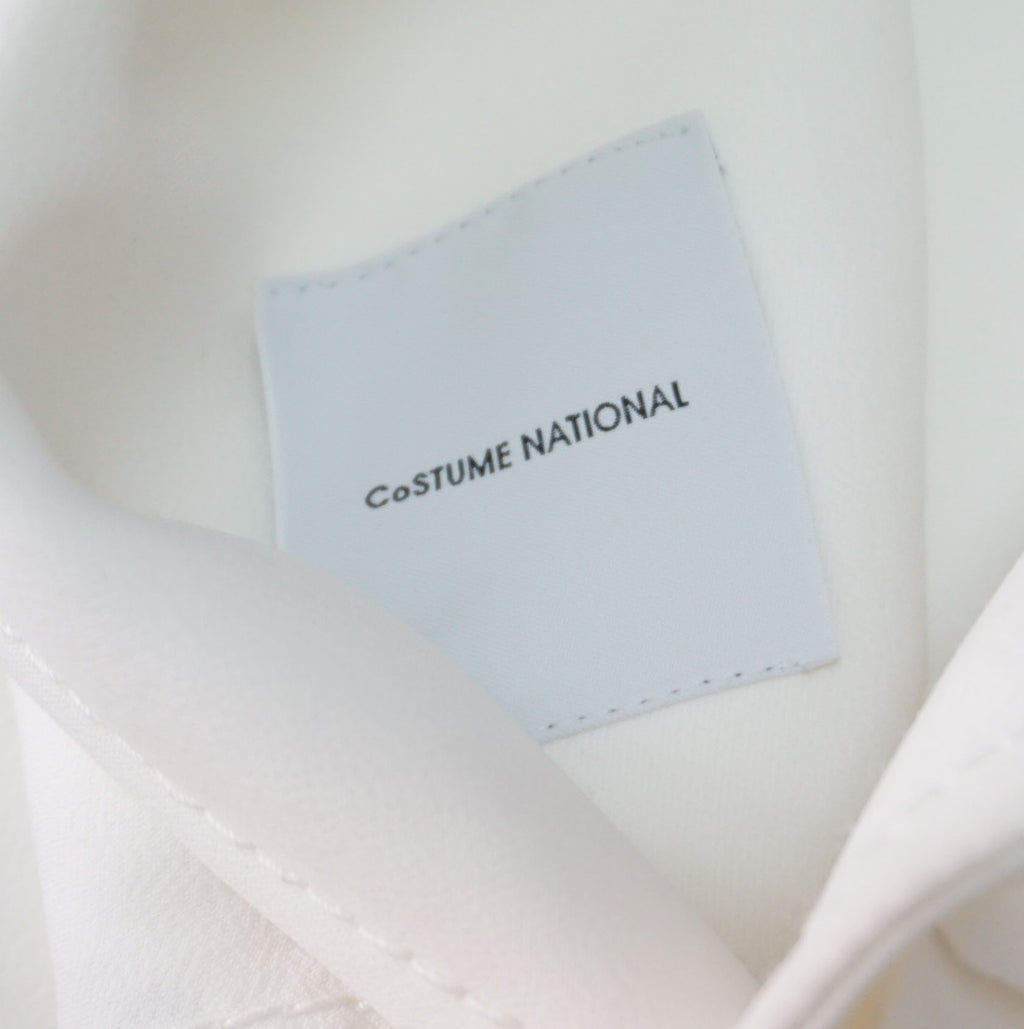 Costume National - Vestido sin mangas en blanco con cuello neopremo