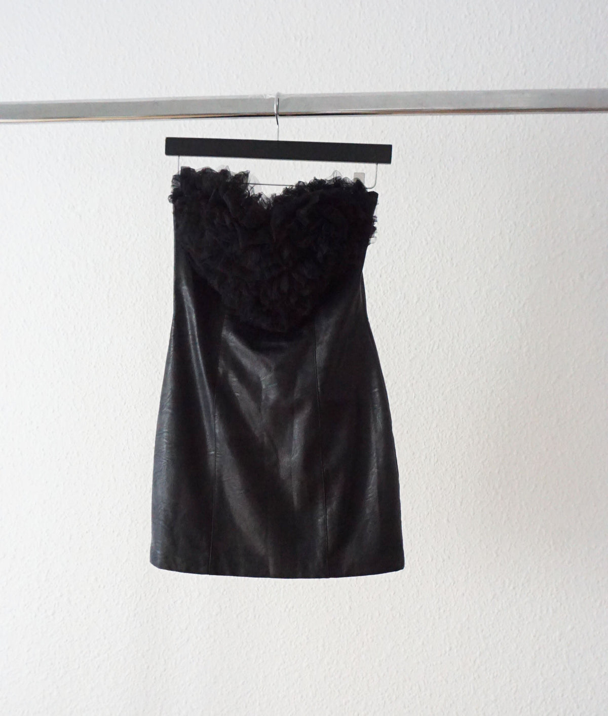 AniyeBy - Vestido negro corazón tul y cuero