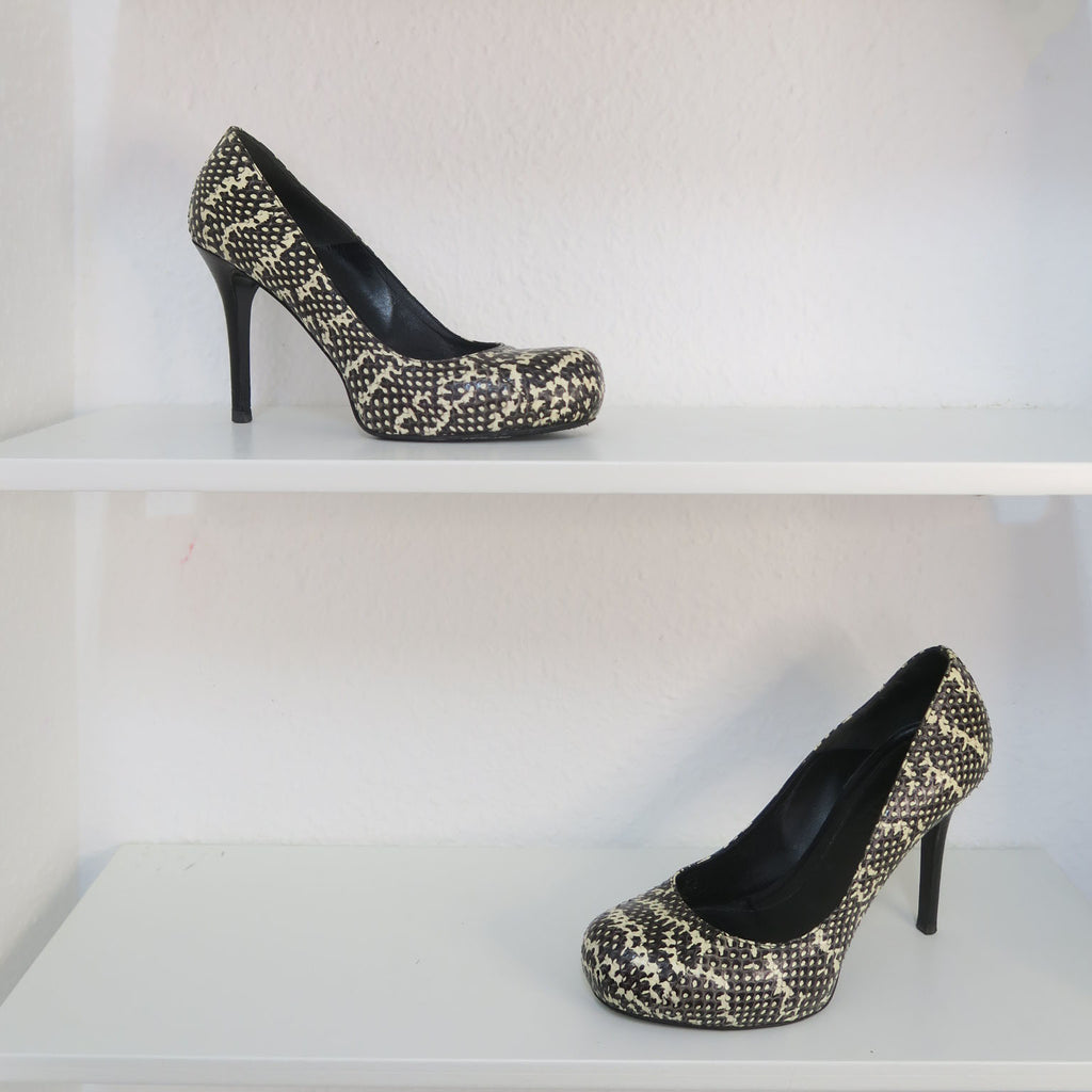 Alexander McQueen salones efecto serpiente