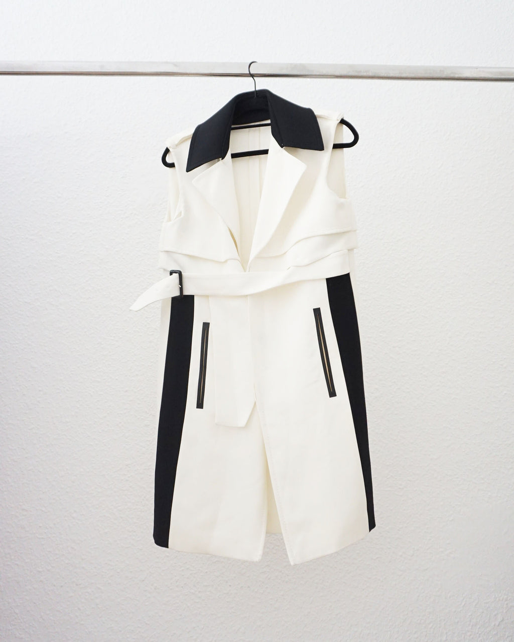 Costume National - Vestido sin mangas en blanco con cuello neopremo