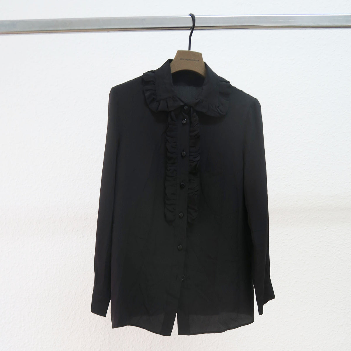 miu miu  - Blusa negra con cuello ondulad