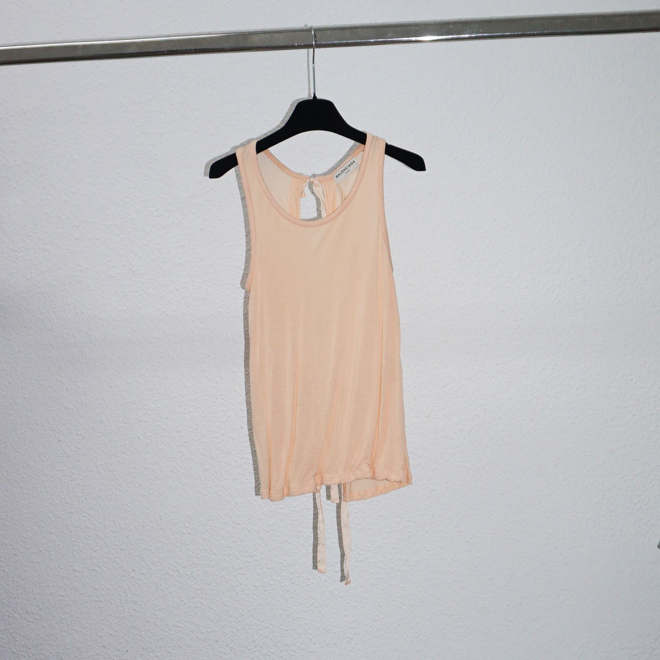 Balenciaga - camiseta salmon de tirantes y lazada de raso