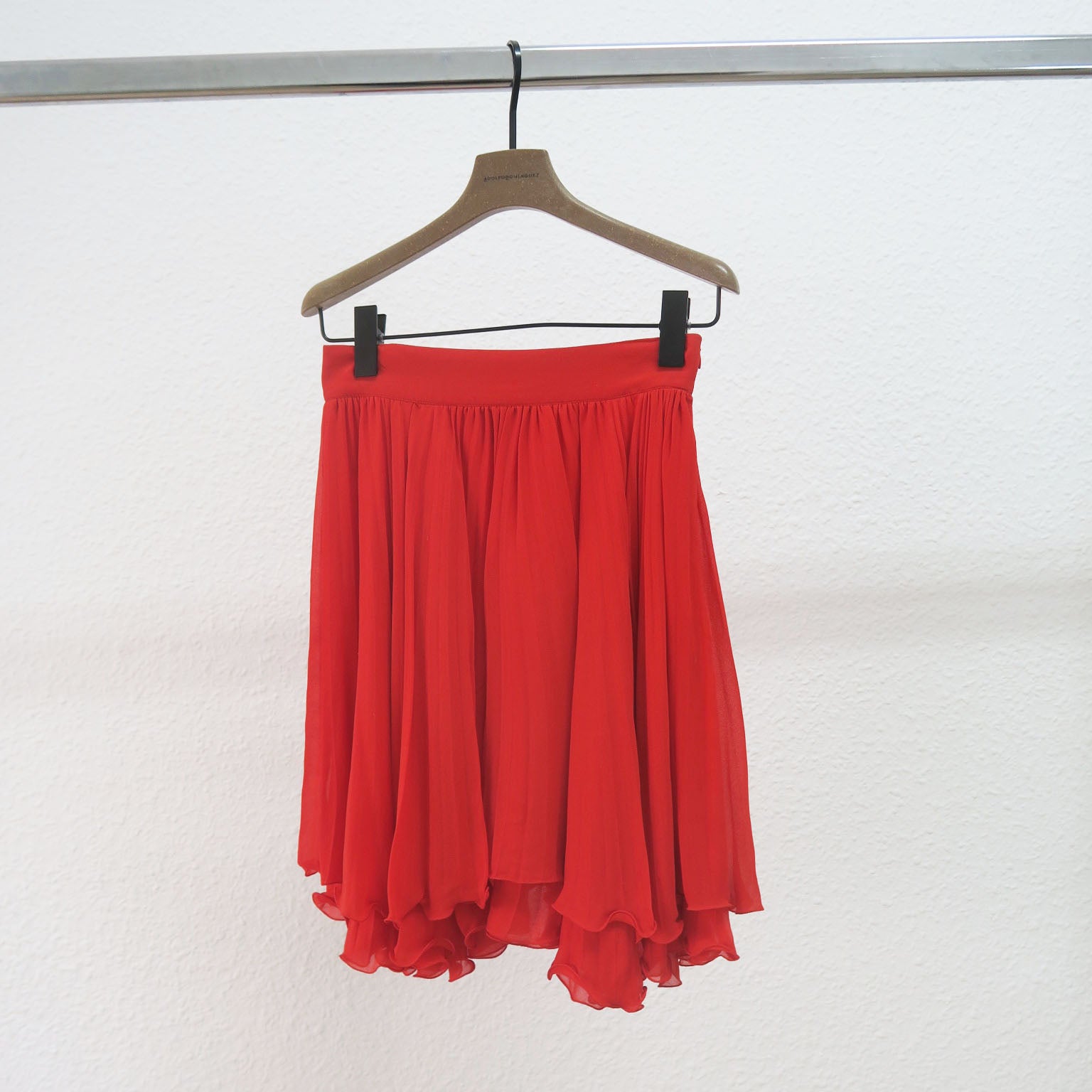Gianni Versace falda roja vuelo